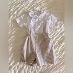 Size 24 months baby boy seersucker 4 piece suit. Retailed $50.
